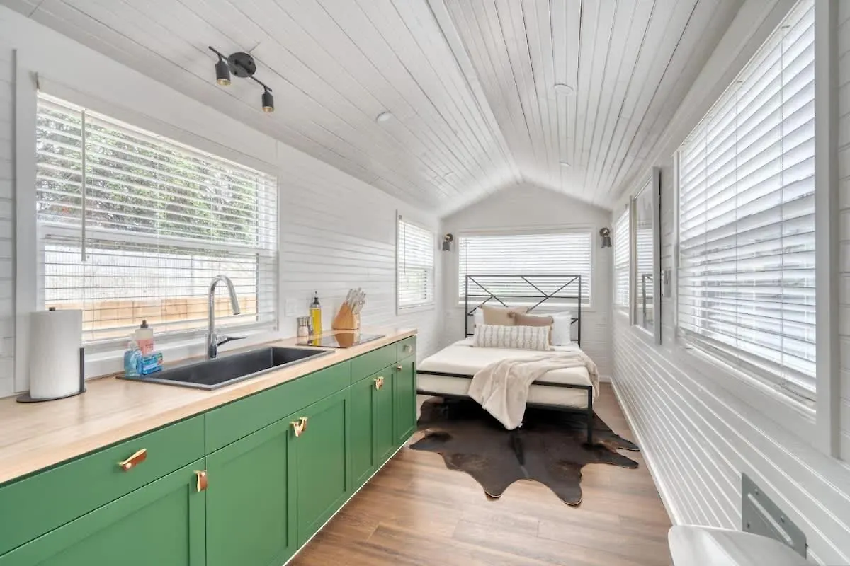 Stay Portland - Noir-Emerald Modern Tinylux In Portland