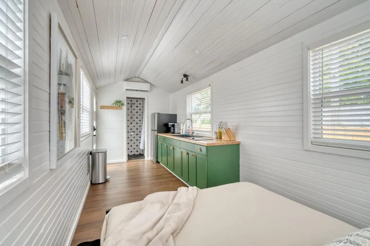 Stay Portland - Noir-Emerald Modern Tinylux In Portland