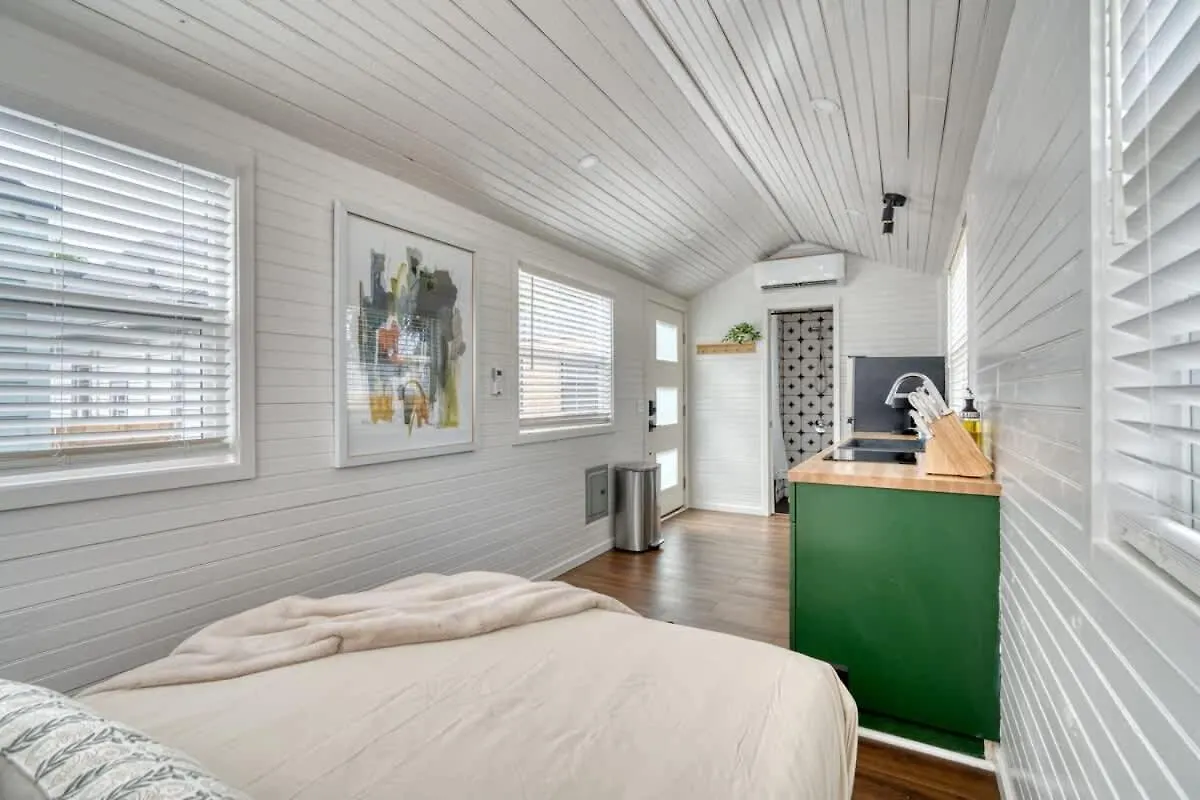 Stay Portland - Noir-Emerald Modern Tinylux In Portland