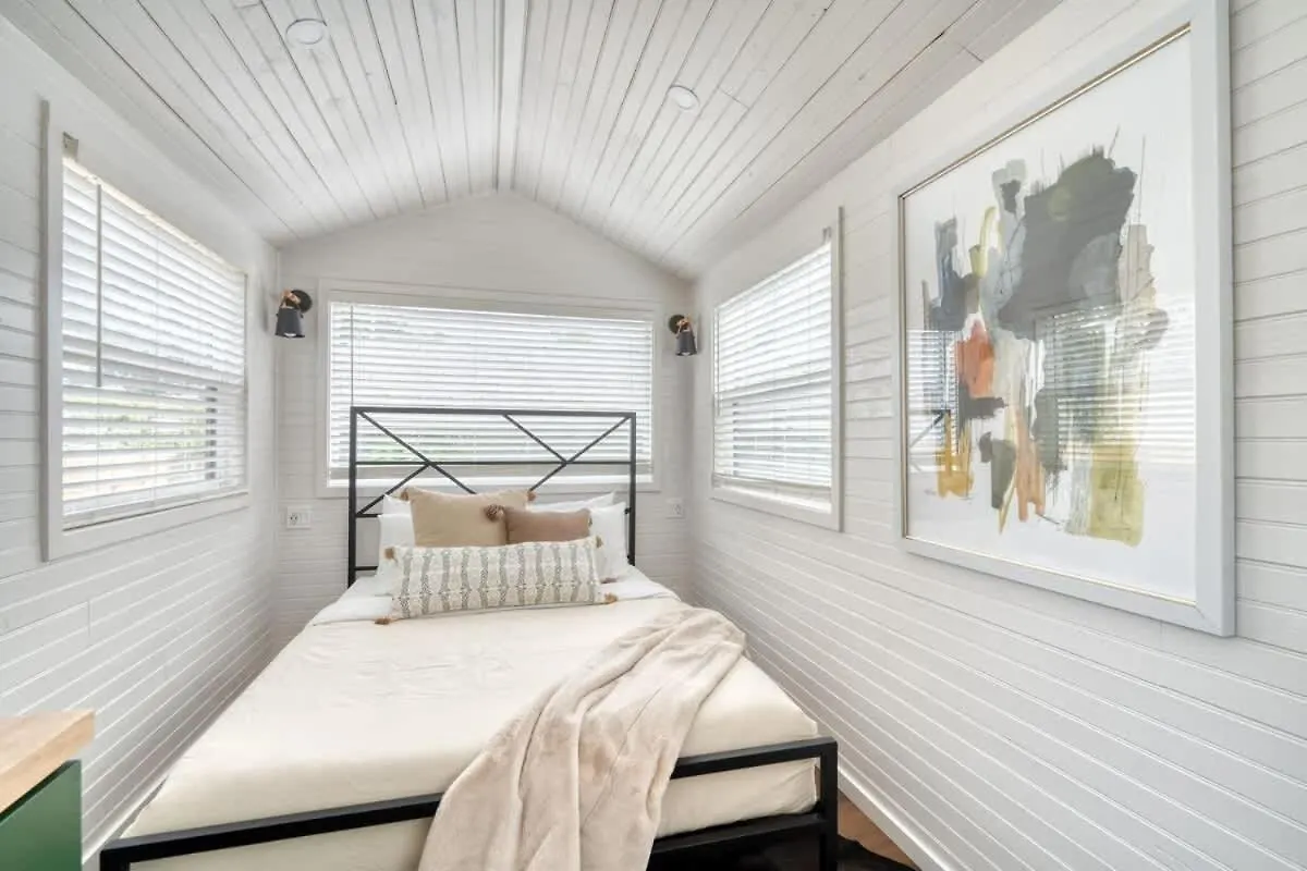 Stay Portland - Noir-Emerald Modern Tinylux In Portland United States