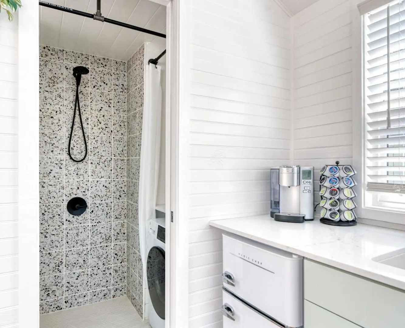 Stay Portland Collection - Noir-Emerald Modern Tinylux In Portland